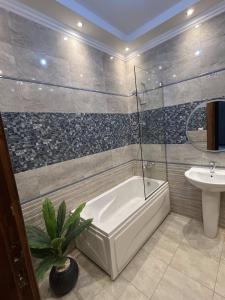 Modern 3-BR in New Cairo Lotus的一间浴室