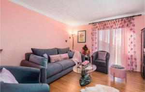 Posezení v ubytování 2 Bedroom Nice Apartment In Rijeka