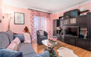 TV a/nebo společenská místnost v ubytování 2 Bedroom Nice Apartment In Rijeka