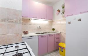 Kuchyň nebo kuchyňský kout v ubytování 2 Bedroom Nice Apartment In Rijeka