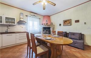 Kuchyňa alebo kuchynka v ubytovaní 1 Bedroom Cozy Apartment In Valtura