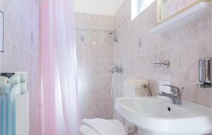 Kúpeľňa v ubytovaní 1 Bedroom Cozy Apartment In Valtura