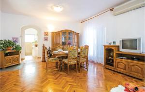 TV/Unterhaltungsangebot in der Unterkunft 3 Bedroom Awesome Apartment In Senj