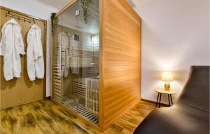 una cabina armadio con porta a vetri di Awesome Home In Gracec With Sauna a Gračec
