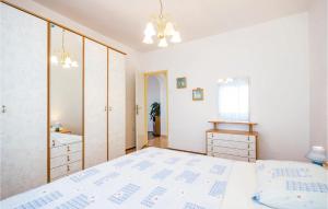 Ein Bett oder Betten in einem Zimmer der Unterkunft 3 Bedroom Awesome Apartment In Senj