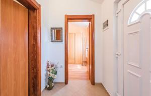 Fotografie z fotogalerie ubytování One-Bedroom Holiday Home In Zminj v destinaci Žminj