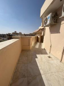 Modern 3-BR in New Cairo Lotus的阳台或露台