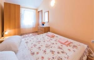 Postel nebo postele na pokoji v ubytování One-Bedroom Holiday Home In Zminj