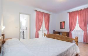 Posteľ alebo postele v izbe v ubytovaní Awesome Home In Rovinj