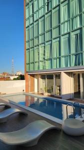 a swimming pool in front of a building at Torre Charlotte in Posadas
