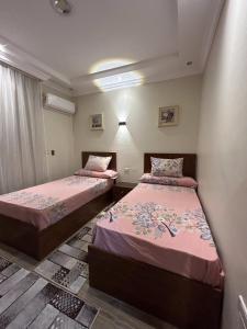 Modern 3-BR in New Cairo Lotus客房内的一张或多张床位