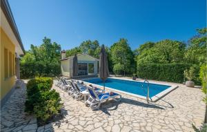 basen z leżakami i parasolem w obiekcie Holiday Home Strmac 25 With Outdoor Swimmingpool w mieście Strmac +34 zdjęcia
