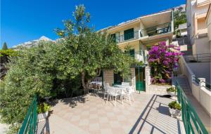 Balkón alebo terasa v ubytovaní Three-Bedroom Apartment Omis With Sea View 07