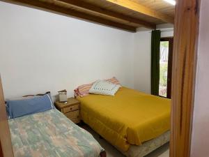 Un dormitorio con dos camas y una ventana. en Departamento en Mar Chiquita, en Balneario Mar Chiquita