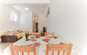 Posezení v ubytování 1 Bedroom Amazing Apartment In Biograd