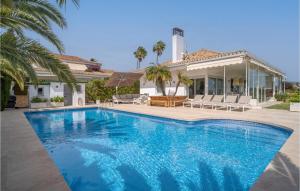 Bazén v ubytovaní Gorgeous Home In Marbella alebo v jeho blízkosti