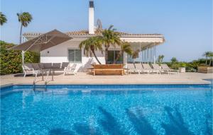 Bazén v ubytovaní Gorgeous Home In Marbella alebo v jeho blízkosti