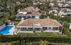 Bazén v ubytovaní Gorgeous Home In Marbella alebo v jeho blízkosti