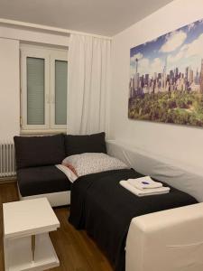 Ένα ή περισσότερα κρεβάτια σε δωμάτιο στο Cozy Messe Apartment