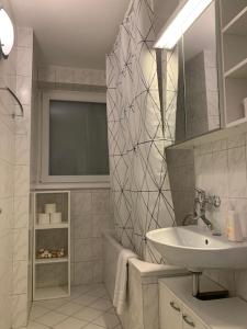 Ένα μπάνιο στο Cozy Messe Apartment