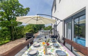 Πισίνα στο ή κοντά στο Awesome Home In Drivenik With Jacuzzi