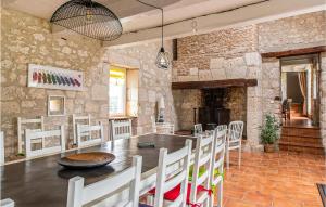 ein Esszimmer mit Tisch und Stühlen in der Unterkunft Cozy Home In Beauville With Lake View in Beauville