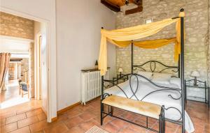 ein Schlafzimmer mit einem Bett und einer Bank in einem Zimmer in der Unterkunft Cozy Home In Beauville With Lake View in Beauville