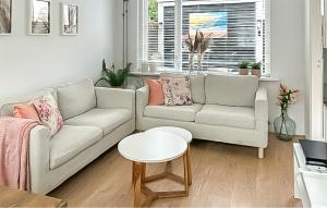 ein Wohnzimmer mit Sofa und Tisch in der Unterkunft Dophuisje in Egmond aan Zee