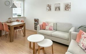 ein Wohnzimmer mit Sofa und Tisch in der Unterkunft Dophuisje in Egmond aan Zee