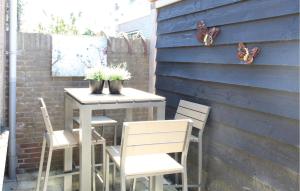 ein Tisch und Stühle auf einer Terrasse in der Unterkunft Dophuisje in Egmond aan Zee