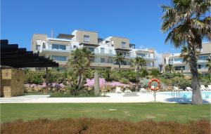 ein großes Apartmentgebäude mit Pool und Palmen in der Unterkunft Beautiful Apartment In Estepona in Estepona
