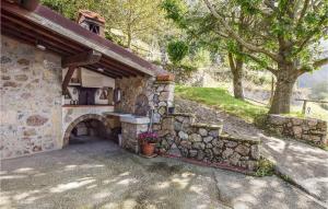 kamienny budynek z kamiennym kominkiem i werandą w obiekcie Nice Home In Camaiore With Wifi w mieście Camaiore