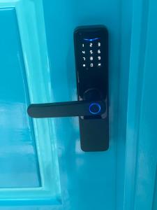 a remote control sticking out of a plastic drawer at Encantador y acogedor Apartamento in Filandia