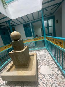a building with a vase sitting on top of a staircase at Encantador y acogedor Apartamento in Filandia