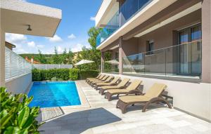 Una piscina con tumbonas al lado de una casa. en Nice Home In Rabac With Wifi, en Rabac 25 fotos más