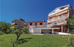 Budova, kde se apartmán nachází + 24 fotografií