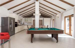 Τραπέζι μπιλιάρδου στο Awesome Home In Gostinjac With Kitchen
