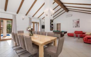 Χώρος καθιστικού στο Awesome Home In Gostinjac With Kitchen
