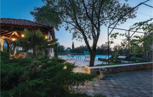 Bazén v ubytovaní Three-Bedroom Holiday Home In Trbounje alebo v jeho blízkosti