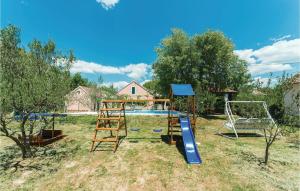 Detský kútik v ubytovaní Three-Bedroom Holiday Home In Trbounje