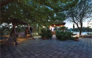 Vonkajšia záhrada v ubytovaní Three-Bedroom Holiday Home In Trbounje