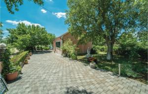 Vonkajšia záhrada v ubytovaní Three-Bedroom Holiday Home In Trbounje
