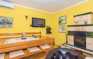 Televízia a/alebo spoločenská miestnosť v ubytovaní Three-Bedroom Holiday Home In Trbounje