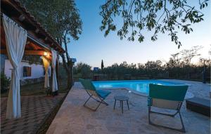 Bazén v ubytovaní Three-Bedroom Holiday Home In Trbounje alebo v jeho blízkosti