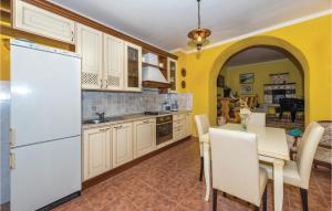 Kuchyňa alebo kuchynka v ubytovaní Three-Bedroom Holiday Home In Trbounje