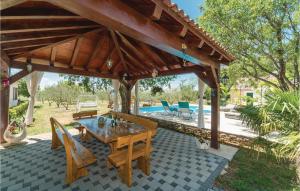 Bazén v ubytovaní Three-Bedroom Holiday Home In Trbounje alebo v jeho blízkosti