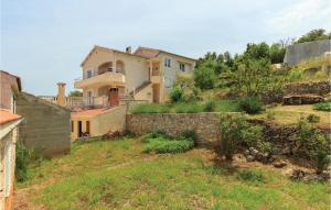 dom na zboczu wzgórza w obiekcie Apartment Komoseva I w mieście Mali Iž