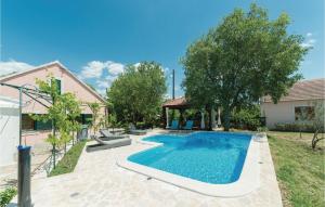 Bazén v ubytovaní Three-Bedroom Holiday Home In Trbounje alebo v jeho blízkosti