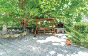 Vonkajšia záhrada v ubytovaní Three-Bedroom Holiday Home In Trbounje