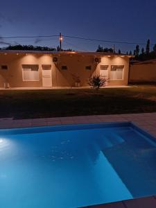 una casa con una piscina blu di fronte a una casa di Posada Rojo Malbec a San Rafael Altre 10 foto